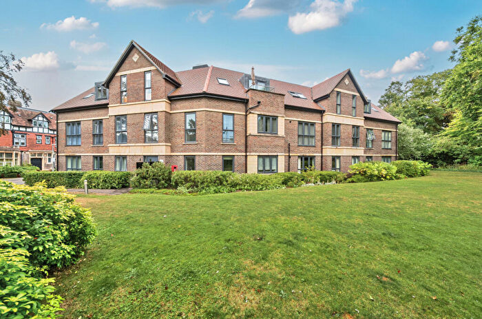 2 Bedroom Apartment For Sale In Frances Drive, Dunstable, Bedfordshire, LU6