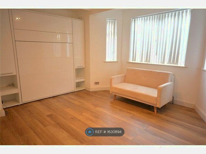 Studio To Rent In Worple Court, London, SW19