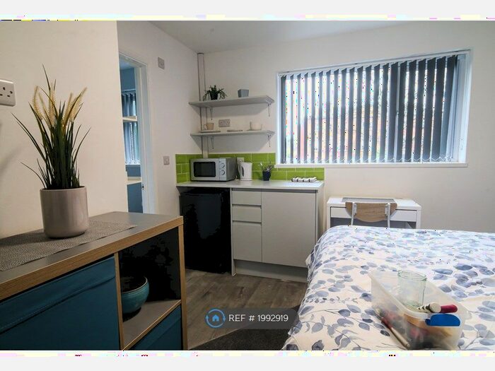 Studio To Rent In Amblecote, Stourbridge, DY8