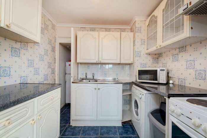 2 Bedroom Flat To Rent In Grange Vale, Sutton, SM2