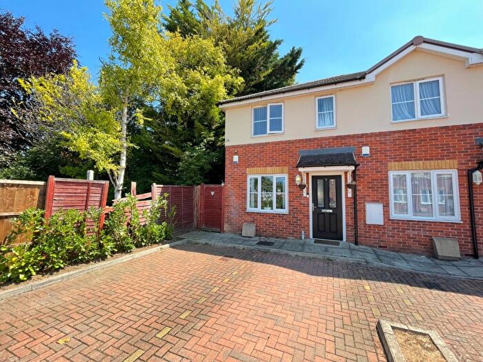 2 Bedroom End Of Terrace House To Rent In Trinity Close, Luton, Bedfordshire, LU3