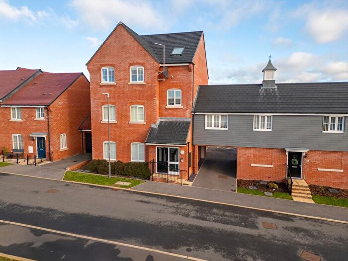 2 Bedroom Flat For Sale In Whinham Green, Aylesbury, HP18