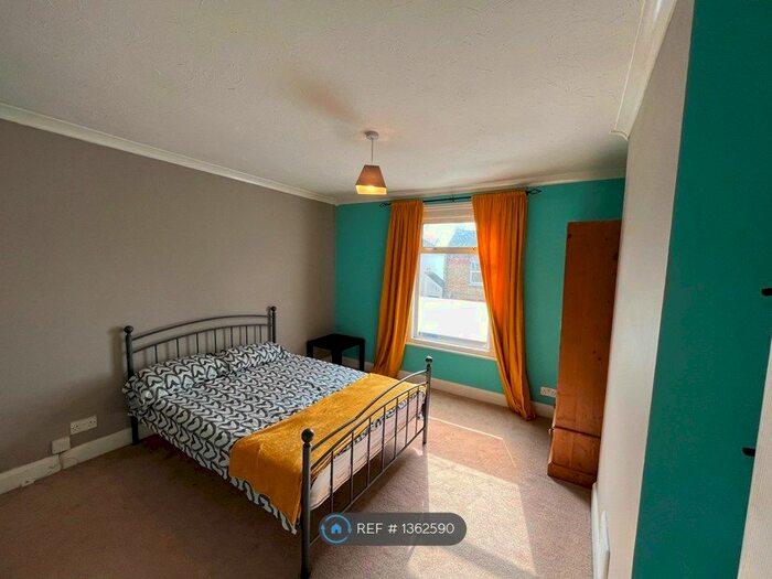 3 Bedroom Semi-Detached House To Rent In Sussex Road, South Croydon, CR2