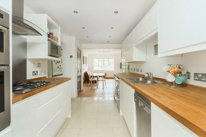 3 Bedroom Apartment To Rent In Glazebrook Close, West Dulwich, SE21