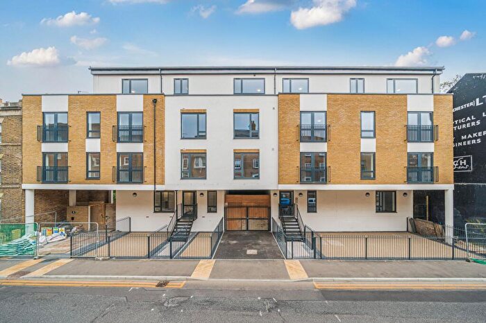 2 Bedroom Flat To Rent In High Street, ME1