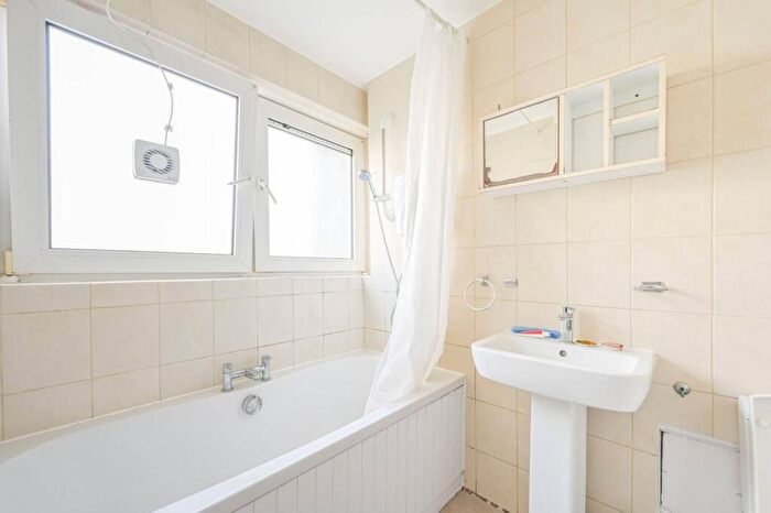 3 Bedroom Flat For Sale In Eric Street, , Bow, London, E3
