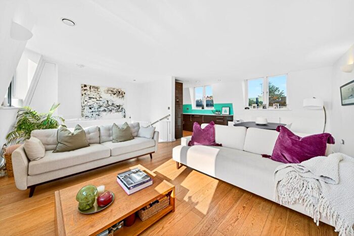 3 Bedroom Apartment For Sale In Valerio Mews, London, N1