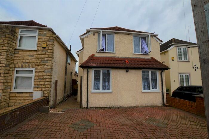 3 Bedroom Detached House To Rent In St. Pauls Avenue, Slough, SL2