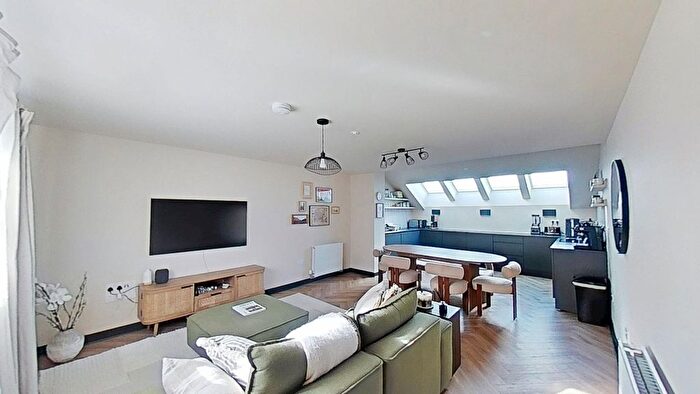 3 Bedroom Flat To Rent In Dryden Street, Edinburgh, EH7