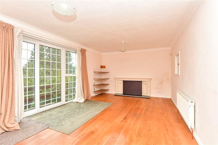 3 Bedroom Detached House For Sale In Prince Charles Avenue, Walderslade, Chatham, Kent, ME5