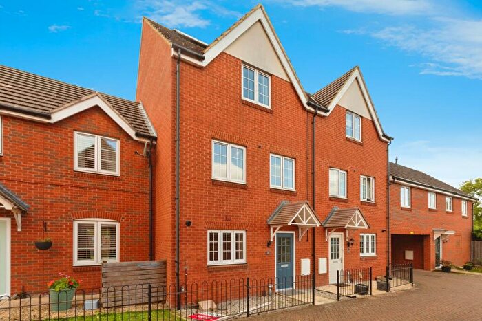 3 Bedroom Town House For Sale In Goldsmith Close, Aylesbury, Buckinghamshire, HP21