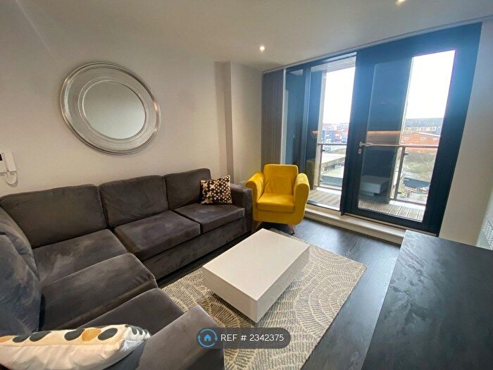 2 Bedroom Flat To Rent In Cheetham Hill Road, Manchester, M4