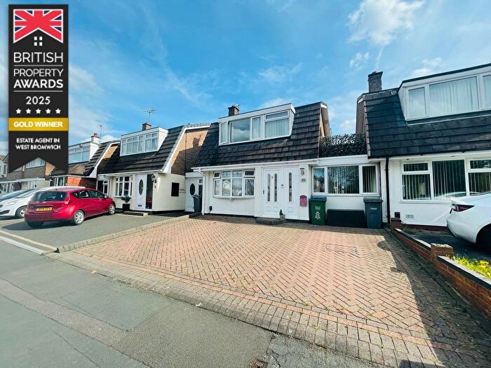 4 Bedroom Detached House For Sale In Pemberton Crescent, Wednesbury, WS10