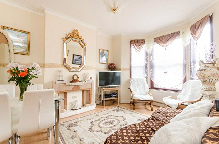 3 Bedroom Flat For Sale In Leghorn Road, Harlesden, London, NW10