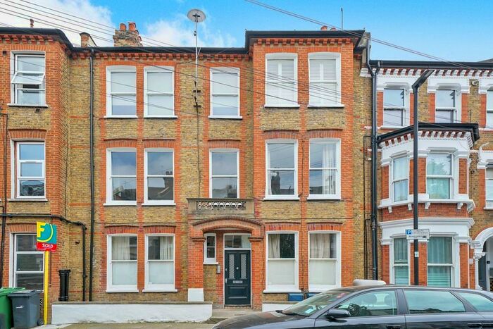 2 Bedroom Flat To Rent In Tremadoc Road, London, SW4
