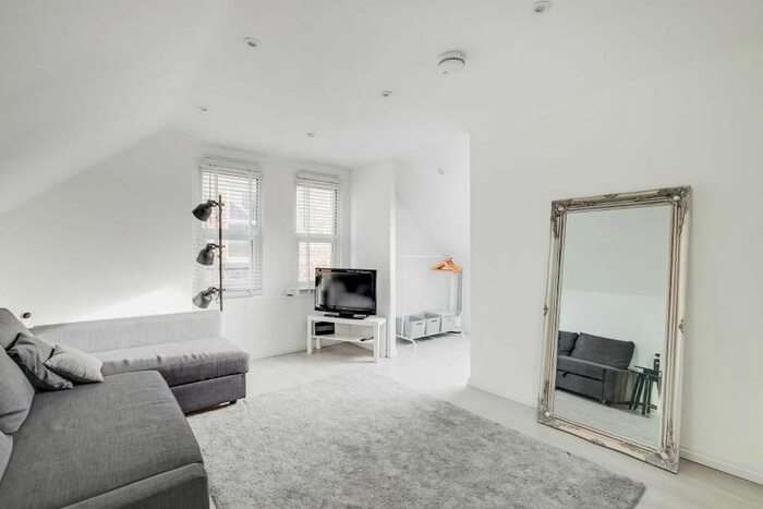 Studio To Rent In Cricklewood Lane, Cricklewood, London, NW2