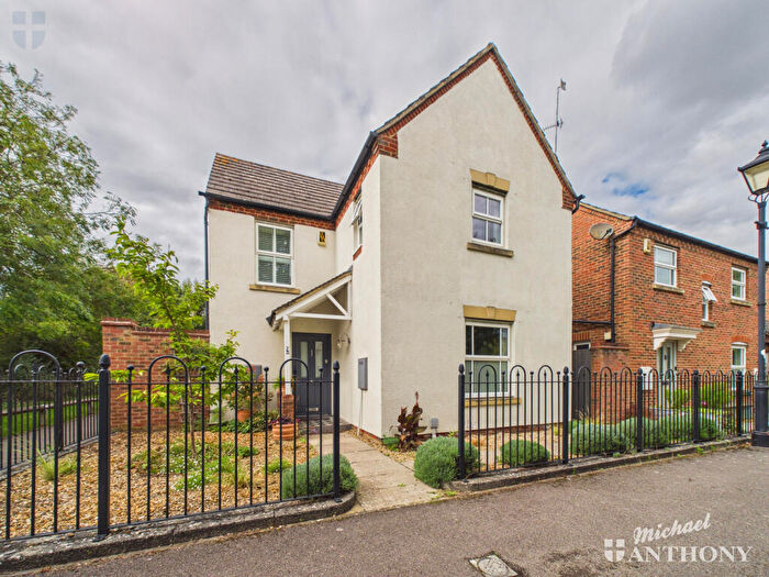 3 Bedroom Detached House For Sale In Lodge Path, Aylesbury, HP19