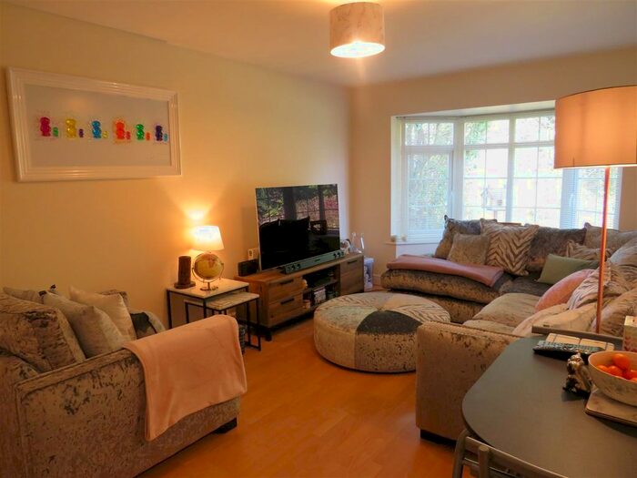 1 Bedroom Flat To Rent In Bridge Road, Bursledon, Southampton, SO31