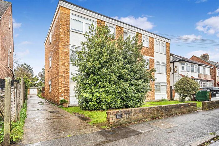 2 Bedroom Apartment For Sale In Hampton Road, Chingford, E4