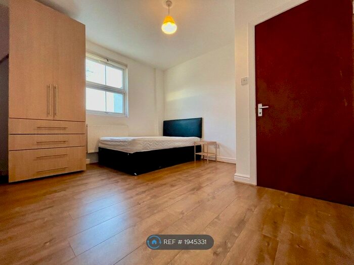 3 Bedroom Flat To Rent In Acton, London, W3