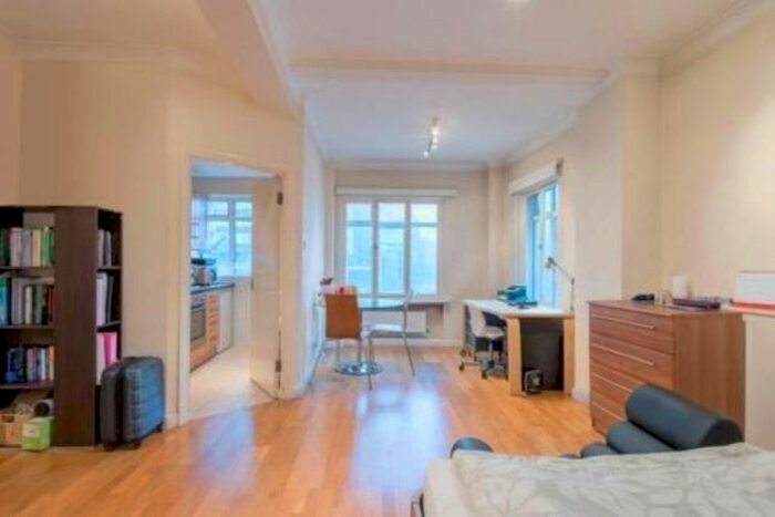Studio To Rent In Warren Court, London, NW1