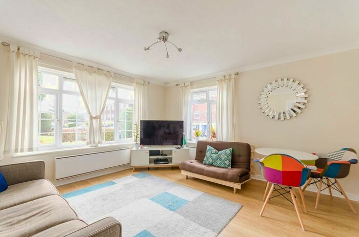 1 Bedroom Flat To Rent In Hillcrest, Weybridge, KT13