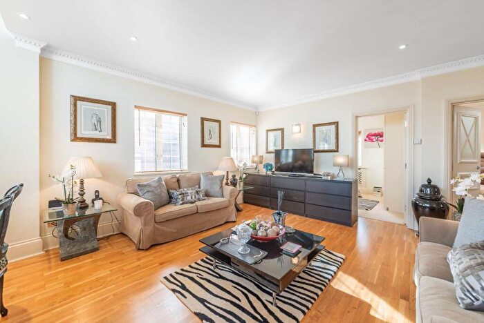 2 Bedroom Flat To Rent In The Mount, Hampstead, London, NW3