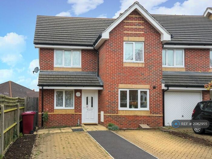 3 Bedroom Semi-Detached House To Rent In Ella Garett Close, Reading, RG2