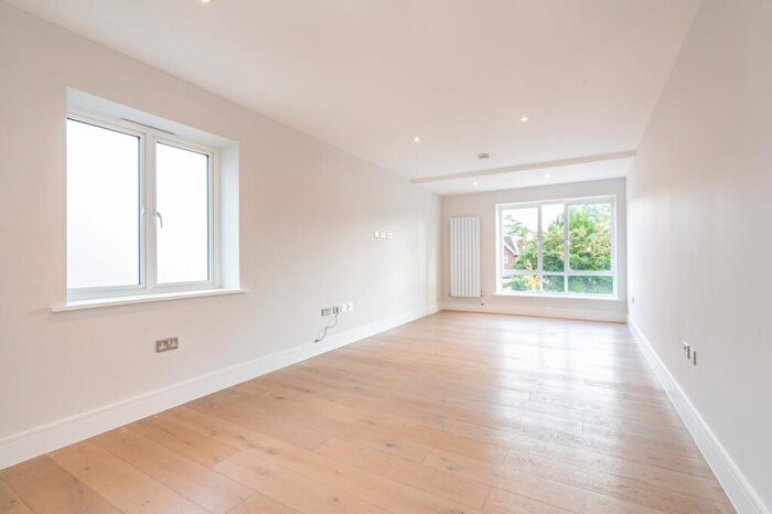 1 Bedroom Flat For Sale In Packhorse Road, Gerrards Cross, Buckinghamshire, SL9