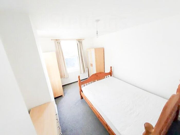 2 Bedroom Flat For Sale In Finchley Lane, Hendon, London, NW4