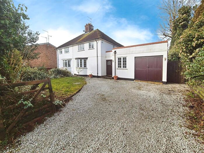 4 Bedroom Semi-Detached House For Sale In Station Road, Digswell, Welwyn, AL6