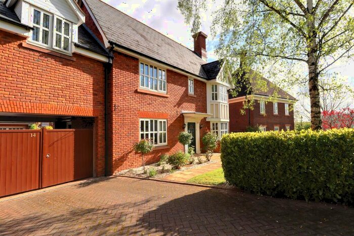 4 Bedroom Link Detached House For Sale In Chalfont Crescent, Weston, Crewe, CW2