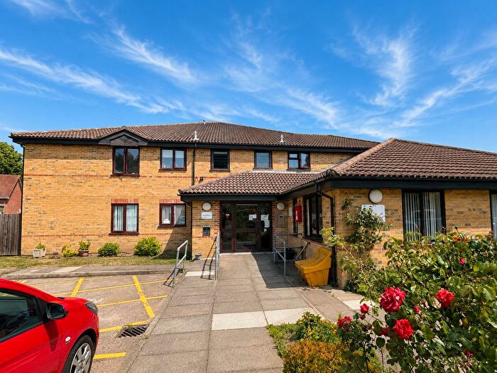 1 Bedroom Flat For Sale In Dove Close, Chatham, ME5