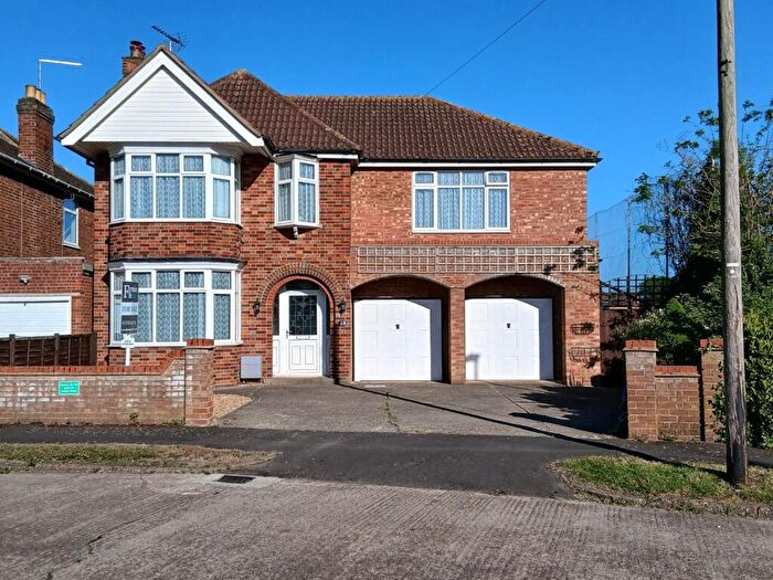 4 Bedroom Detached House For Sale In Grange Avenue, Peterborough, PE1
