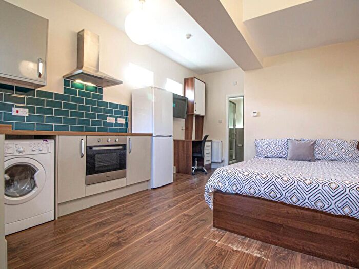 Apartment To Rent In Apt, Clarendon House #, LS2