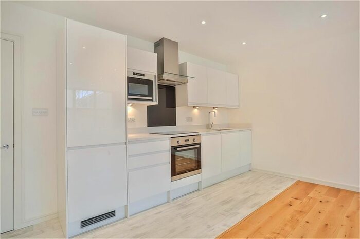 2 Bedroom Flat To Rent In High Street, Hampton Hill, Hampton, TW12