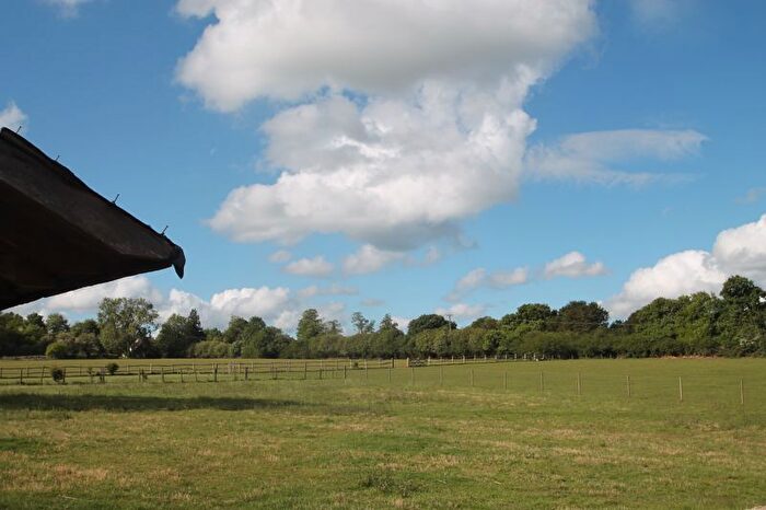 2 Bedroom Flat For Sale In Burrows Lane, Gomshall, Guildford, GU5