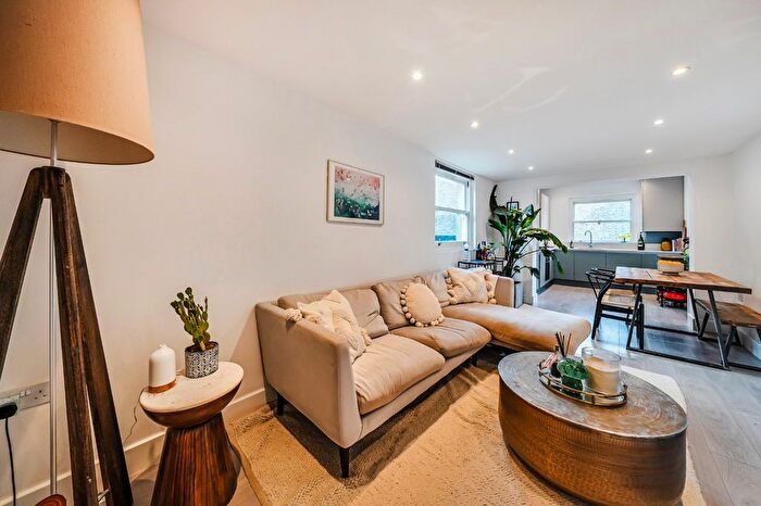 3 Bedroom Flat For Sale In Wavertree Road, Streatham Hill, London, SW2