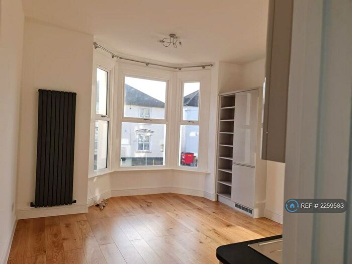 2 Bedroom Flat To Rent In Limes Grove, London, SE13