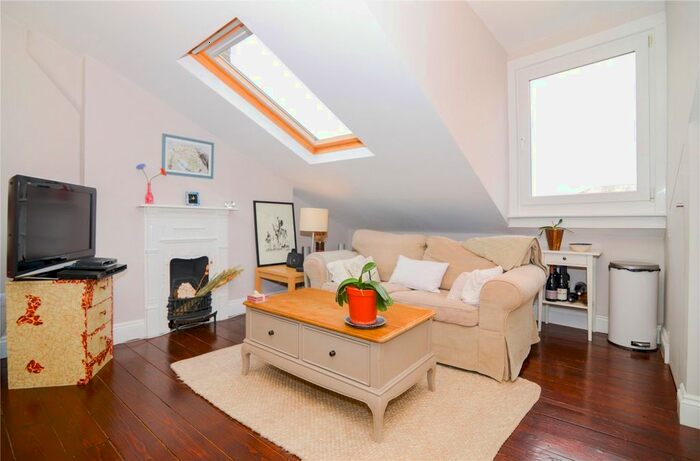 1 Bedroom Flat To Rent In Garfield Road, Twickenham, Middlesex, TW1