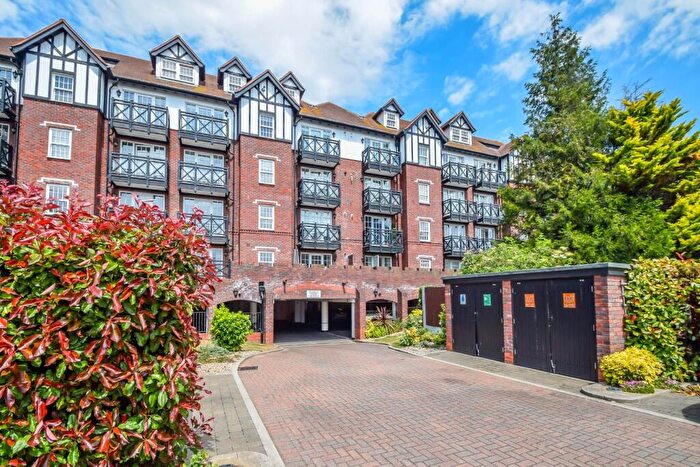 3 Bedroom Apartment For Sale In Leigh Road, Leigh-On-Sea, SS9