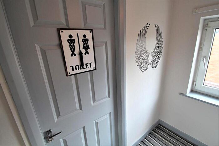 4 Bedroom Semi-Detached House To Rent In Kirkstall Hill, Burley, Leeds, LS4