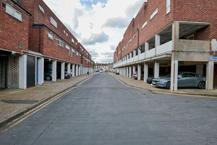 1 Bedroom Flat To Rent In Herne Mews, London, N18