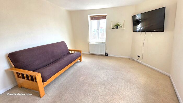 2 Bedroom Flat To Rent In Lancaster Road, East Barnet, EN4