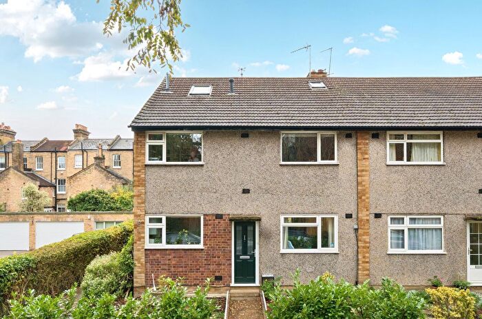 2 Bedroom Maisonette For Sale In Haynes Close, London, SE3