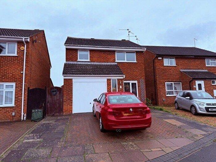 3 Bedroom Detached House For Sale In Walsingham Avenue, Kettering, Northamptonshire, NN15