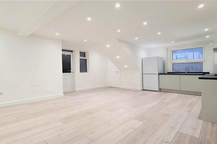 2 Bedroom Flat To Rent In The Grove, Enfield, EN2