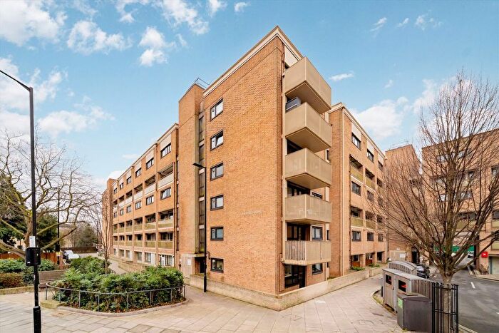 2 Bedroom Flat For Sale In Brownswood Road, London, N4