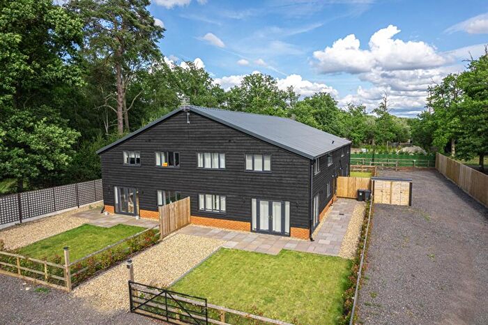 3 Bedroom Barn Conversion To Rent In New Mill Road, Finchampstead, RG40