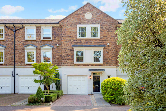 4 Bedroom Town House To Rent In Weybridge, KT13